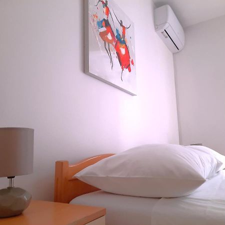 Lovely 3-Bedroom Apartment With Breathtaking View Dugi Rat Exterior foto