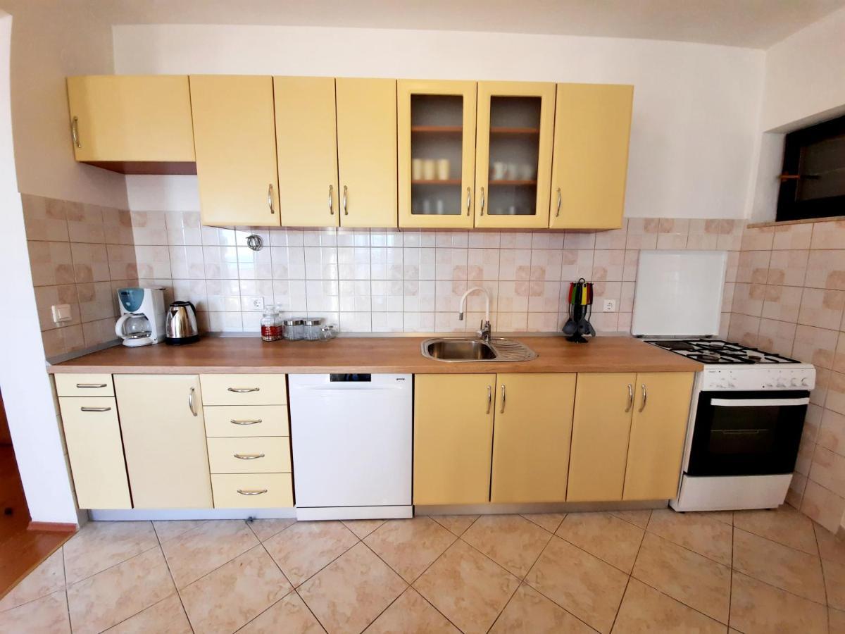 Lovely 3-Bedroom Apartment With Breathtaking View Dugi Rat Exterior foto