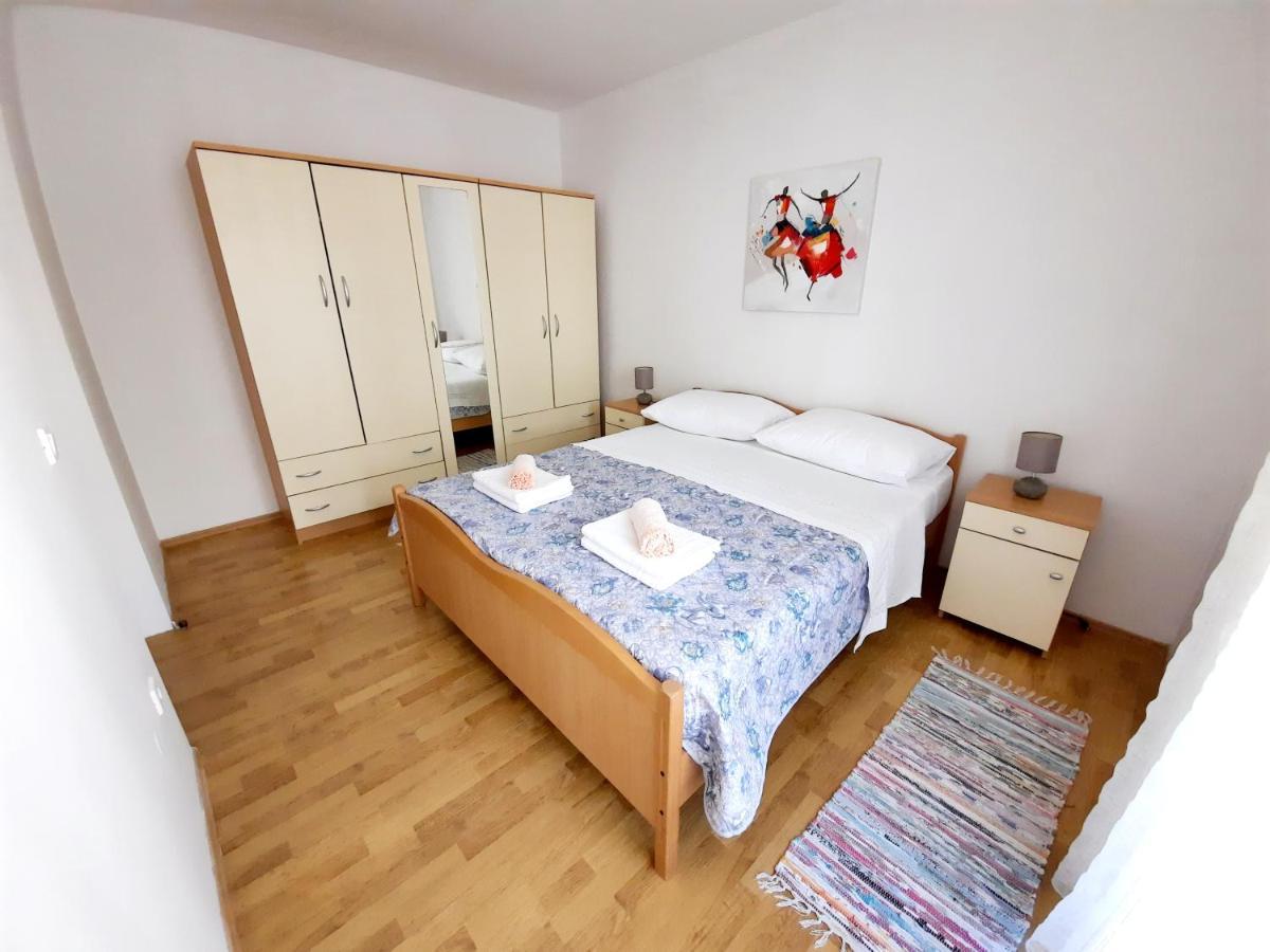 Lovely 3-Bedroom Apartment With Breathtaking View Dugi Rat Exterior foto