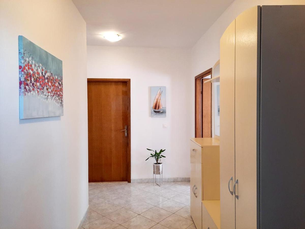 Lovely 3-Bedroom Apartment With Breathtaking View Dugi Rat Exterior foto