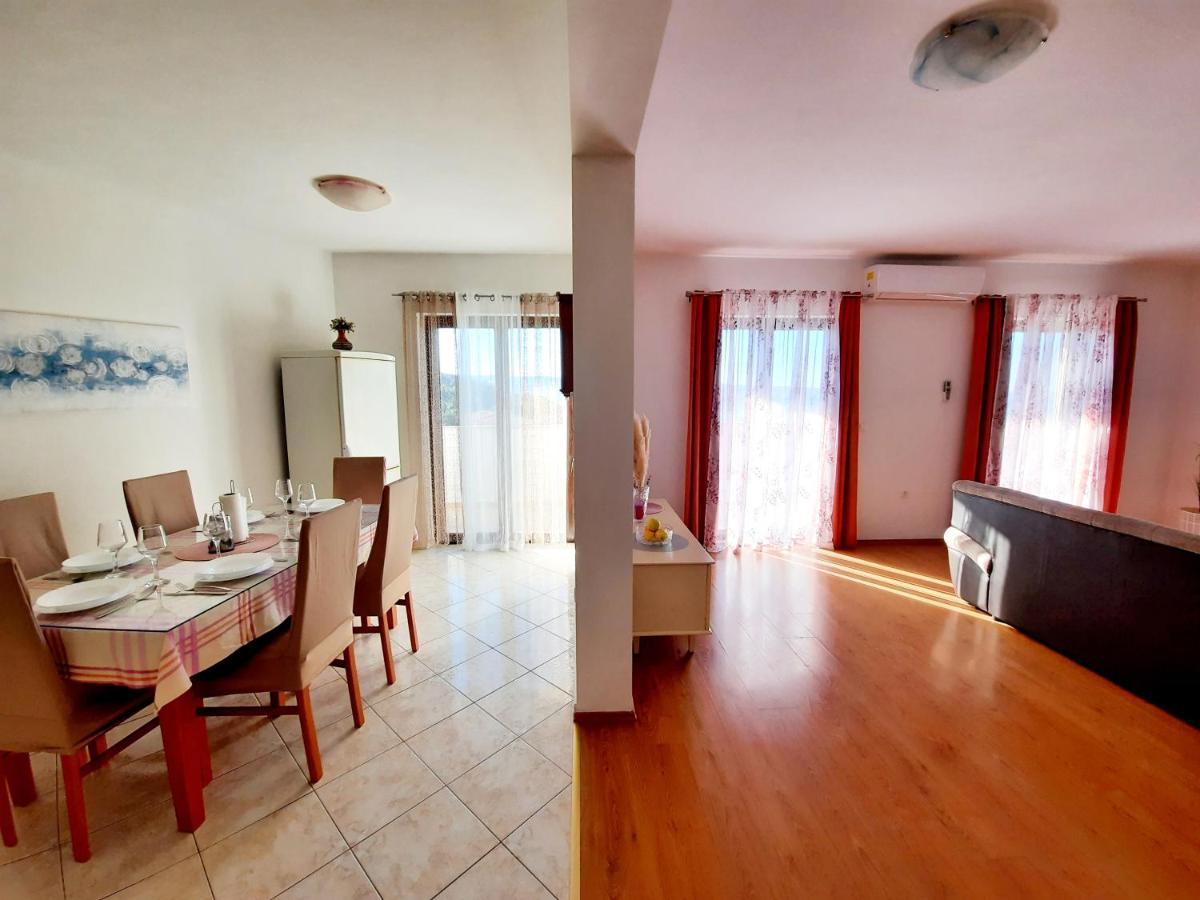 Lovely 3-Bedroom Apartment With Breathtaking View Dugi Rat Exterior foto