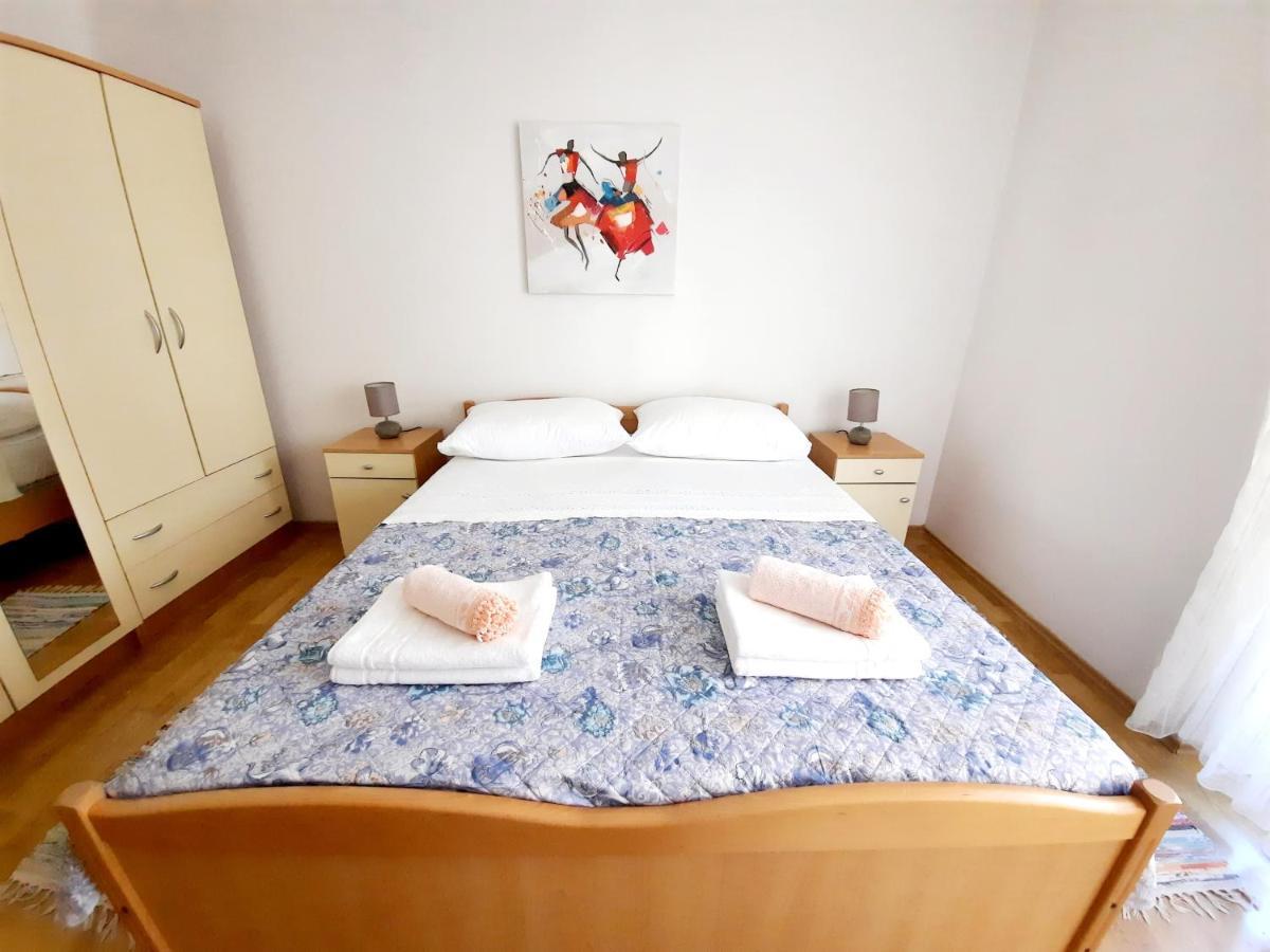 Lovely 3-Bedroom Apartment With Breathtaking View Dugi Rat Exterior foto