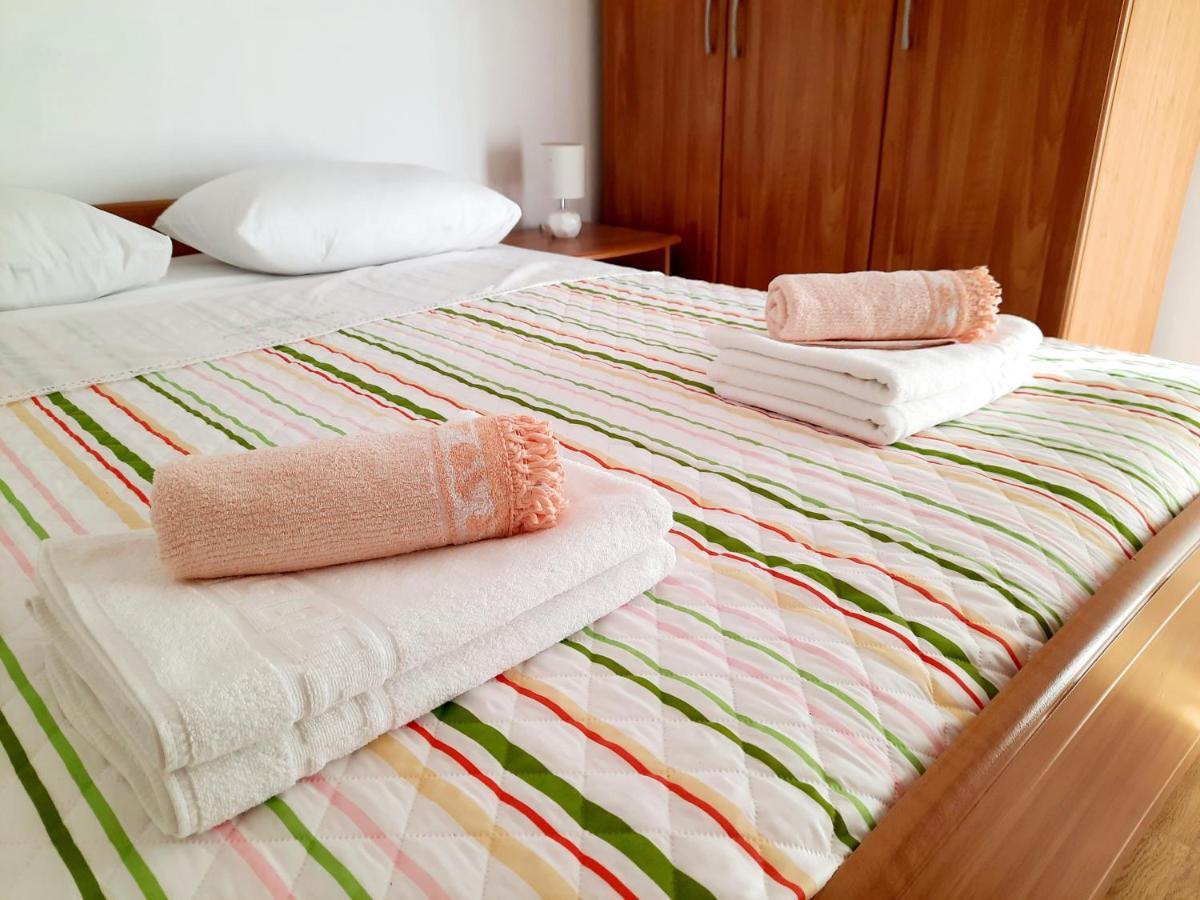 Lovely 3-Bedroom Apartment With Breathtaking View Dugi Rat Exterior foto