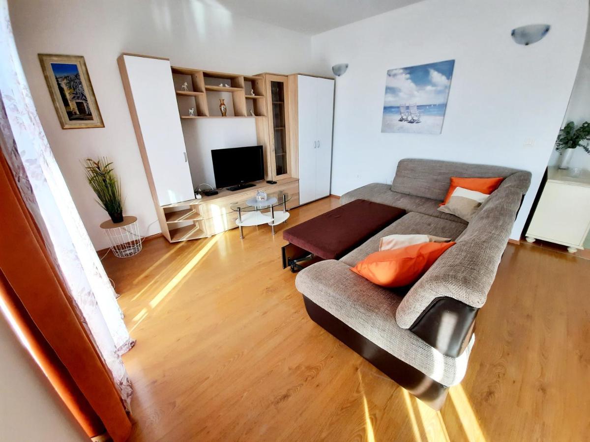 Lovely 3-Bedroom Apartment With Breathtaking View Dugi Rat Exterior foto