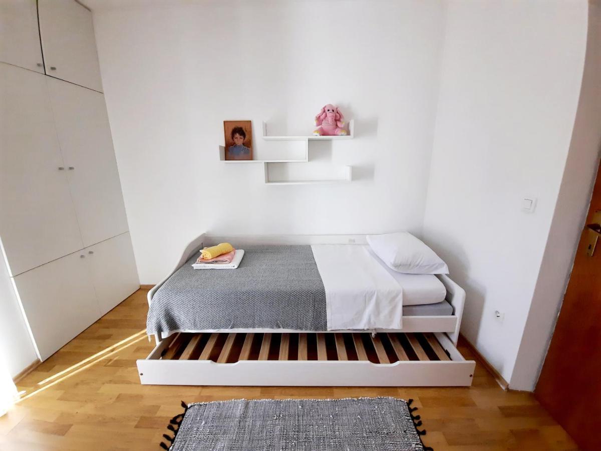 Lovely 3-Bedroom Apartment With Breathtaking View Dugi Rat Exterior foto