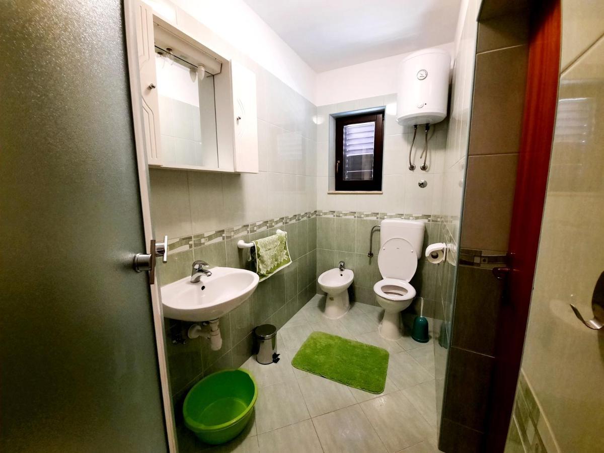 Lovely 3-Bedroom Apartment With Breathtaking View Dugi Rat Exterior foto