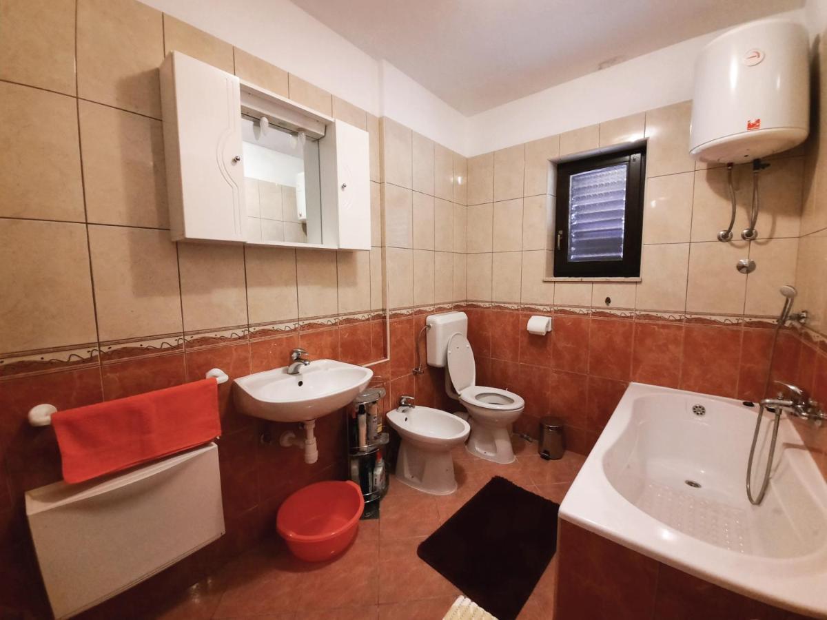 Lovely 3-Bedroom Apartment With Breathtaking View Dugi Rat Exterior foto