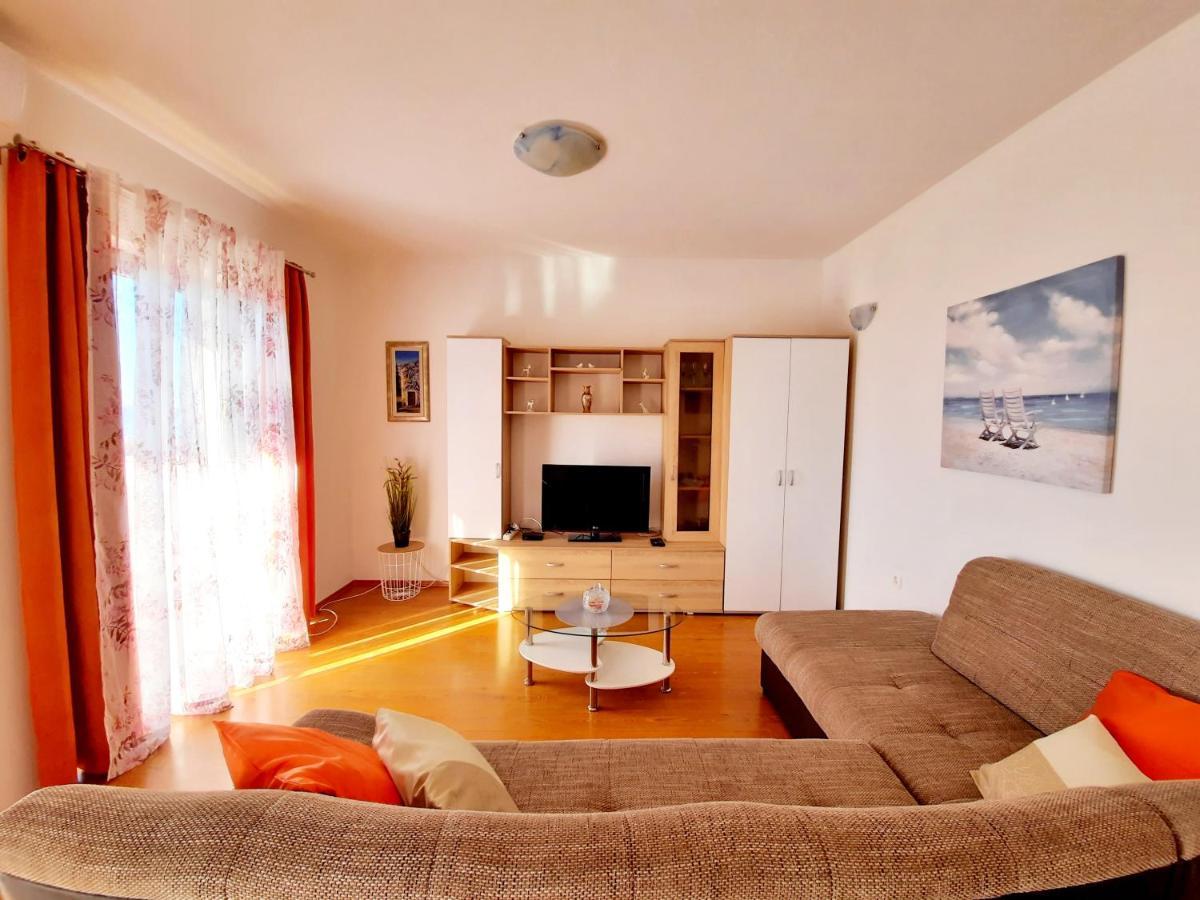 Lovely 3-Bedroom Apartment With Breathtaking View Dugi Rat Exterior foto