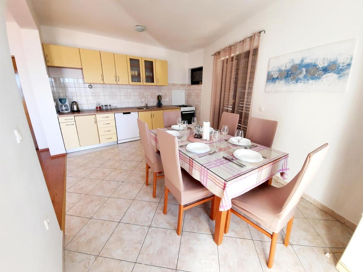 Lovely 3-Bedroom Apartment With Breathtaking View Dugi Rat Exterior foto