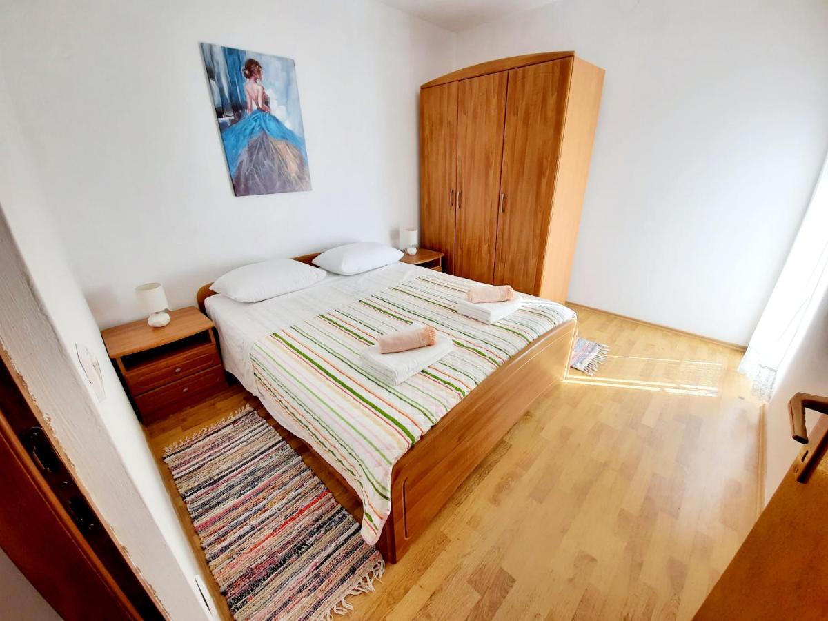Lovely 3-Bedroom Apartment With Breathtaking View Dugi Rat Exterior foto
