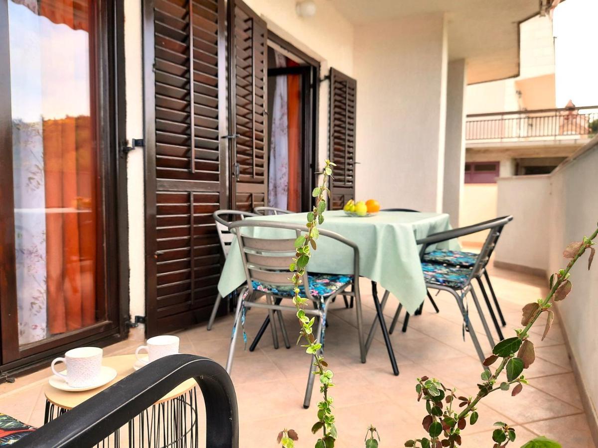 Lovely 3-Bedroom Apartment With Breathtaking View Dugi Rat Exterior foto