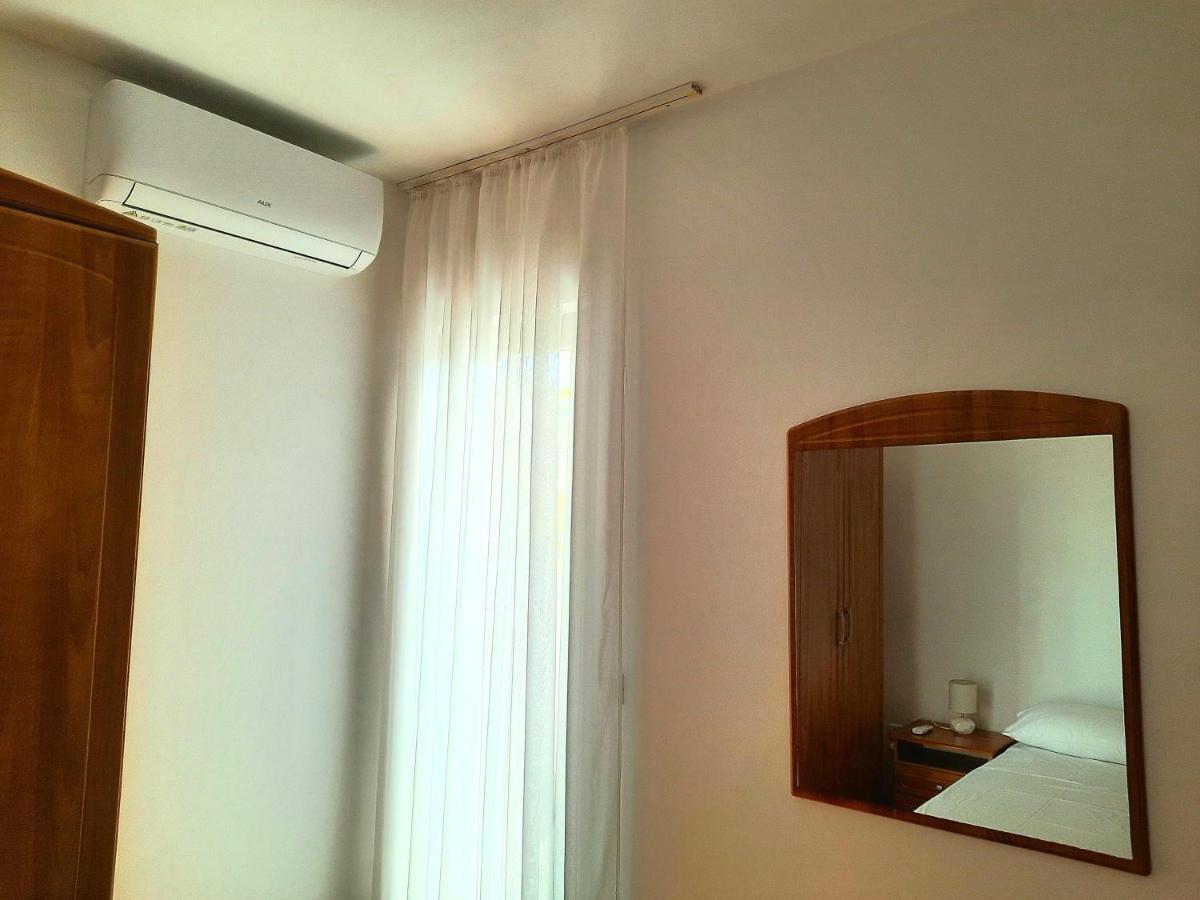 Lovely 3-Bedroom Apartment With Breathtaking View Dugi Rat Exterior foto