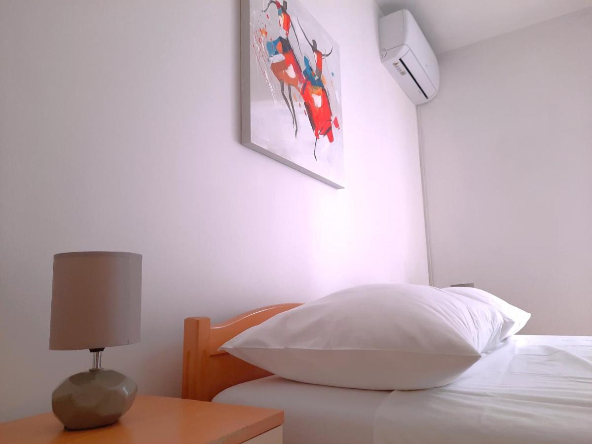 Lovely 3-Bedroom Apartment With Breathtaking View Dugi Rat Exterior foto
