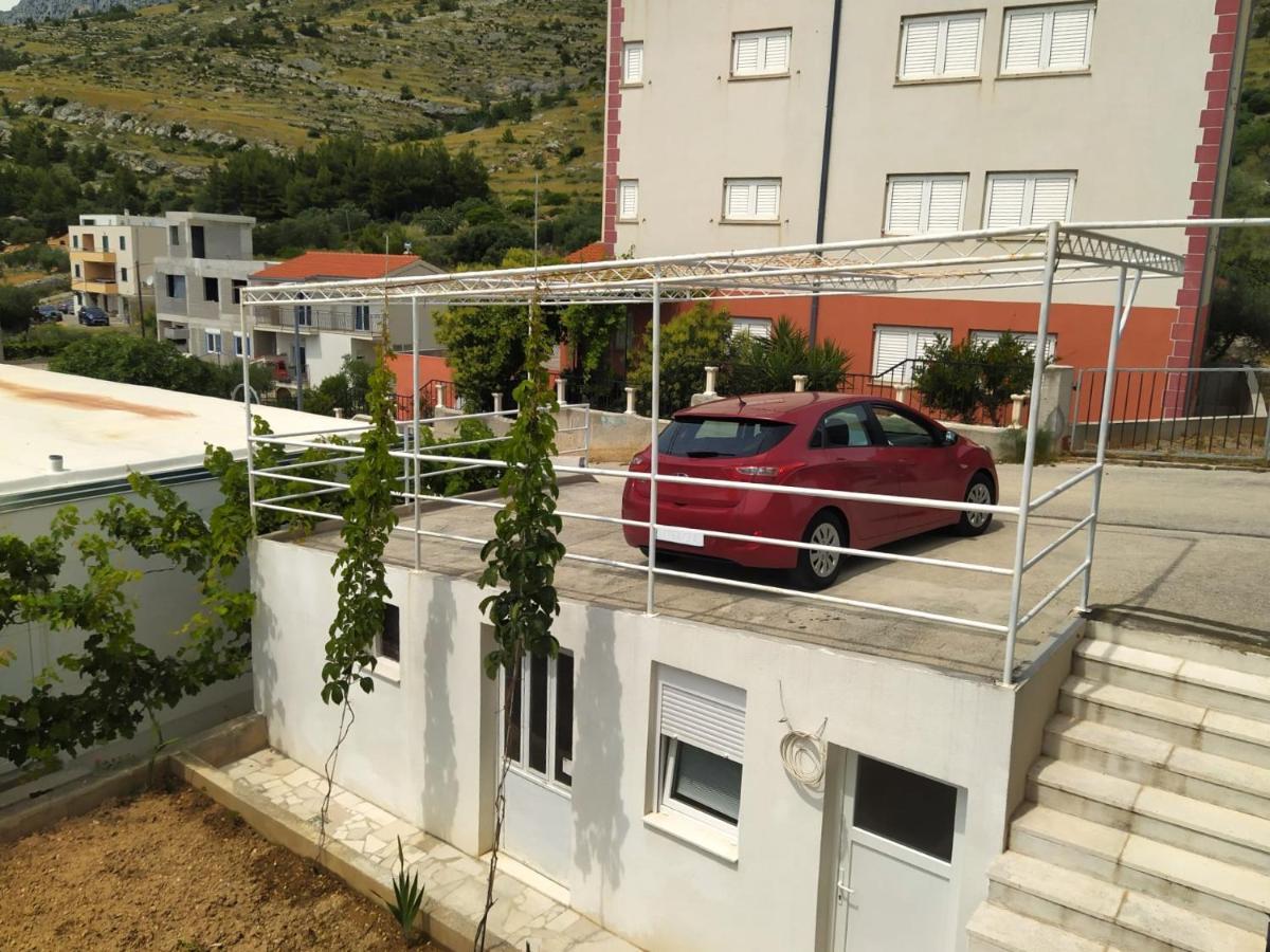 Lovely 3-Bedroom Apartment With Breathtaking View Dugi Rat Exterior foto